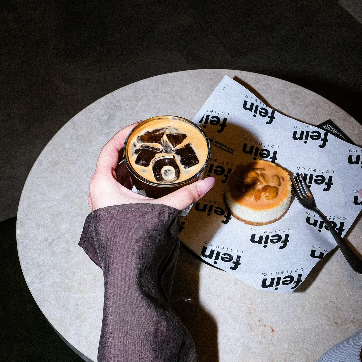FEIN kağıdı üzerinde buzlu kahve ve karamelli cheesecake
