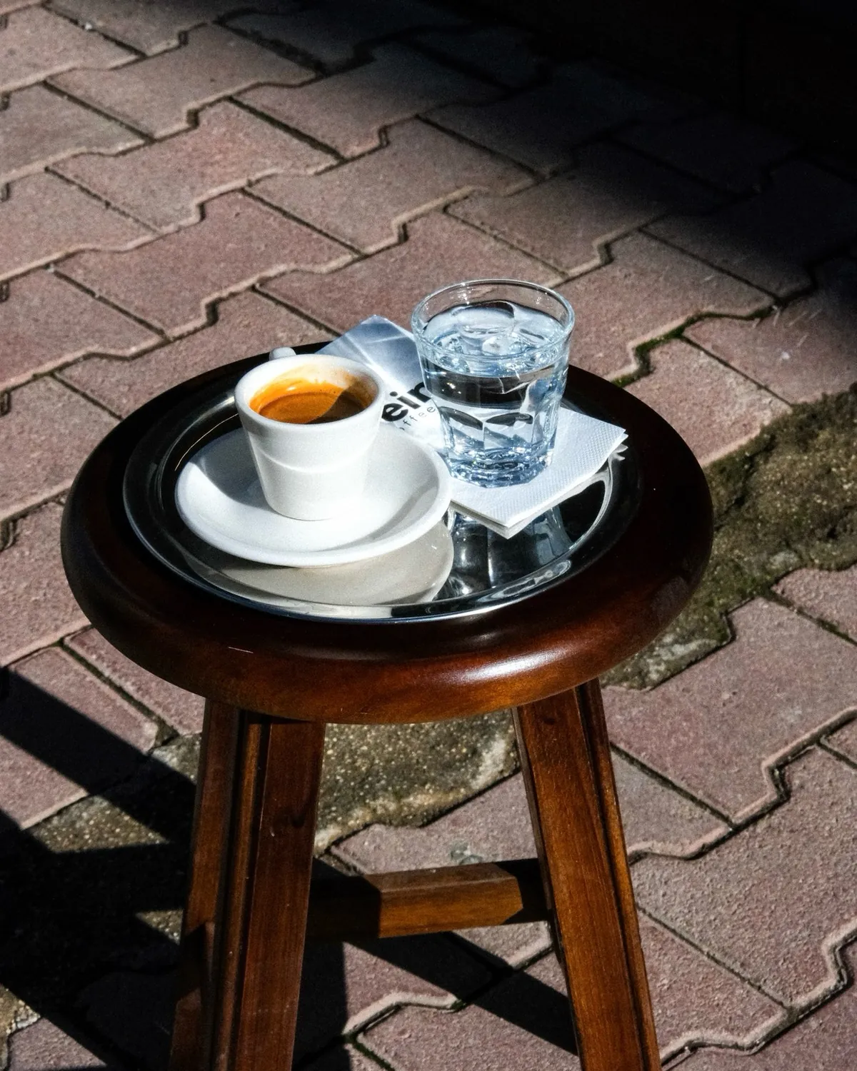 Ahşap tabure üzerinde espresso ve su