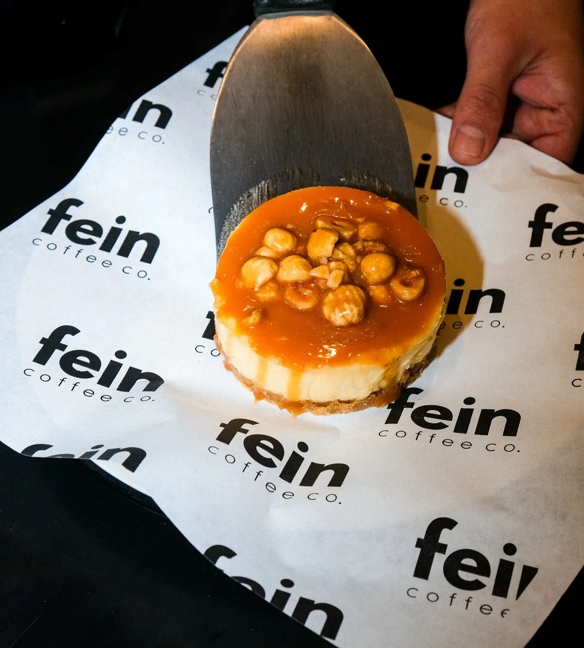 FEIN kağıdı üzerinde karamelli fındıklı cheesecake